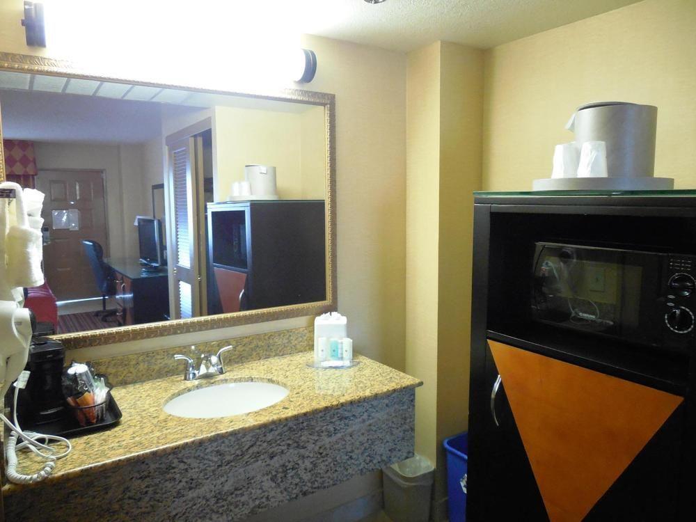 Ramada By Wyndham San Diego National City Ngoại thất bức ảnh